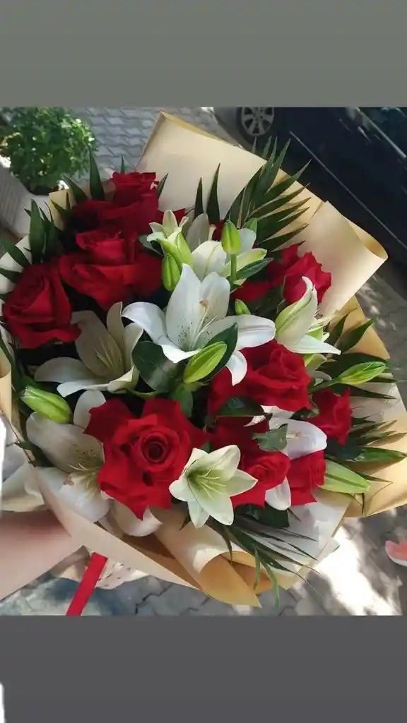 Bouquet Rosas & Lirios – Elegancia Clásica