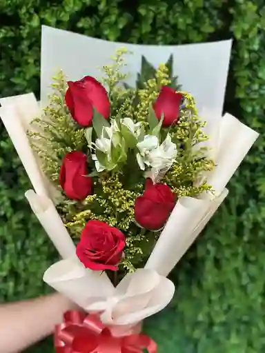 Bouquet Amor Clásico – Rosas Rojas & Blancas