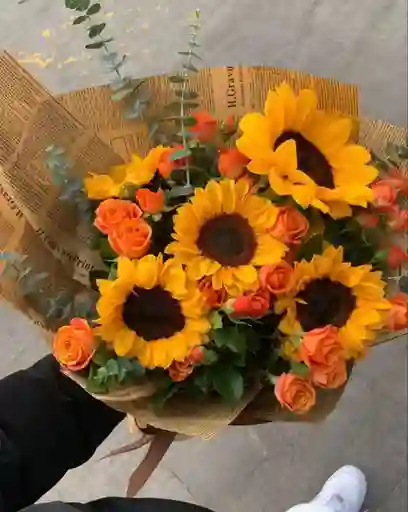 Bouquet Atardecer Dorado – Girasoles & Rosas Naranja