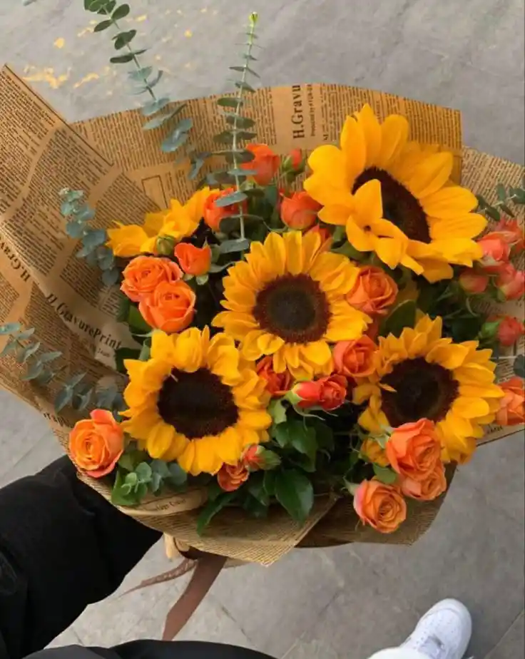 Bouquet Atardecer Dorado – Girasoles & Rosas Naranja
