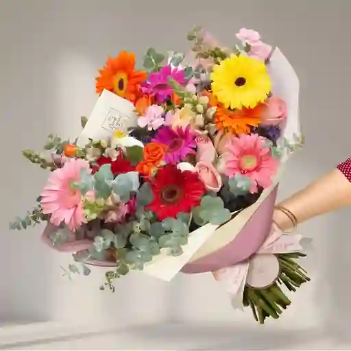 Bouquet Fiesta Floral – Gerberas, Rosas & Eucalipto