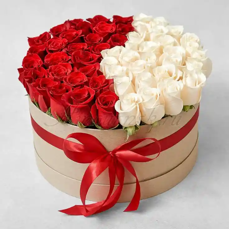 ❤️🤍 Caja Redonda De Rosas Rojas Y Blancas En Mitad