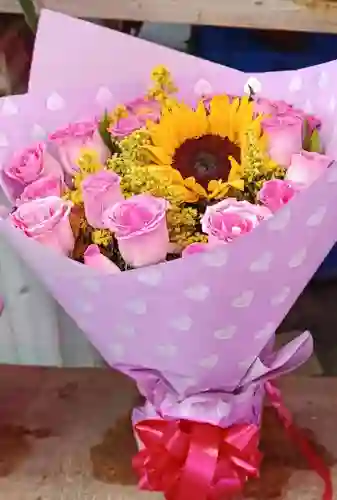 Arreglo Floral Tipo Bouquet Con Girasoles Y Rosas