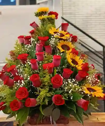 Arreglo Floral Grande Con Rosas Y Girasoles