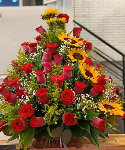 Arreglo Floral Grande Con Rosas Y Girasoles