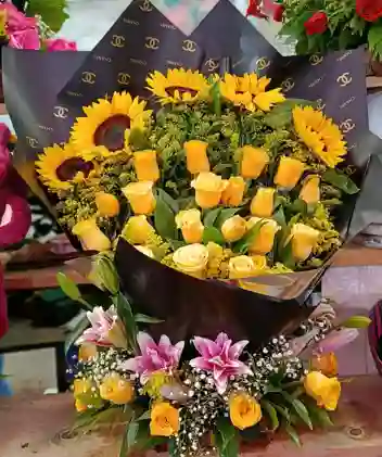 Arreglo Floral Grande Con Rosas Y Girasoles