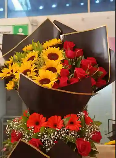 Arreglo Floral Grande Con Girasoles, Rosas Y Variedad De Flores