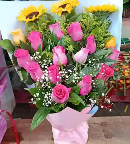 Arreglo Floral Con Girasoles Y Rosas