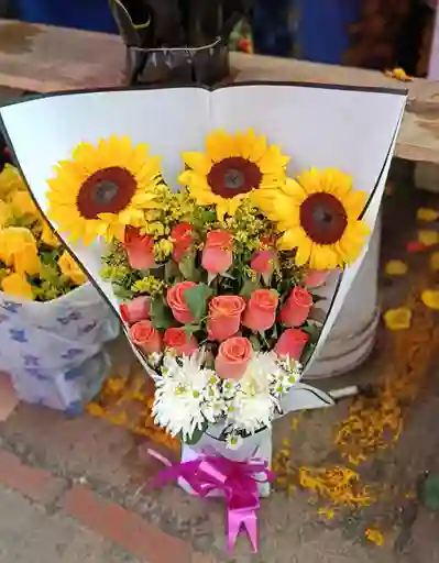 Arreglo Floral Con Girasoles Y Rosas