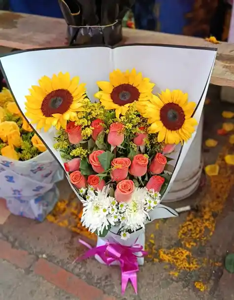 Arreglo Floral Con Girasoles Y Rosas