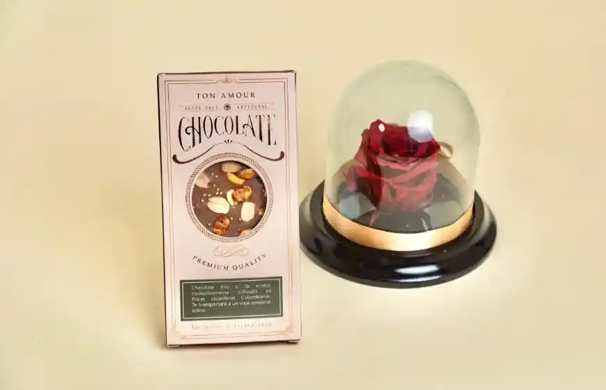 Rosa Encantada Y Barra De Chocolate