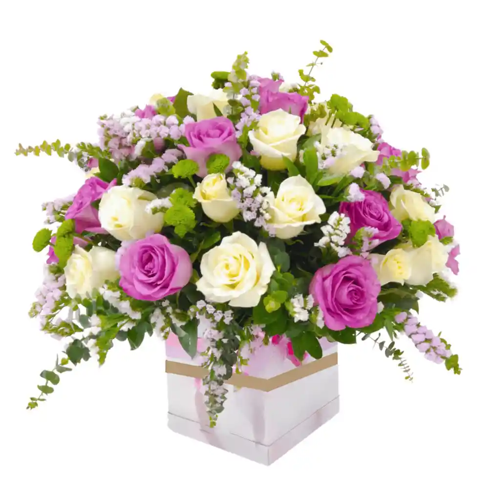Caja Floral Con Rosas Lila Y Blancas – Arreglo Elegante Con Eucalipto Y Estatice 🌸