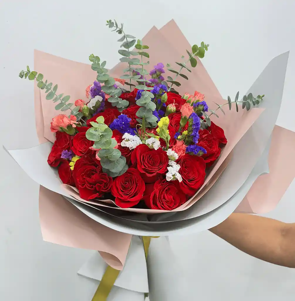 Bouquet De Rosas Rojas Con Clavellina – Ramo Romántico Con Eucalipto Y Estatice ❤️