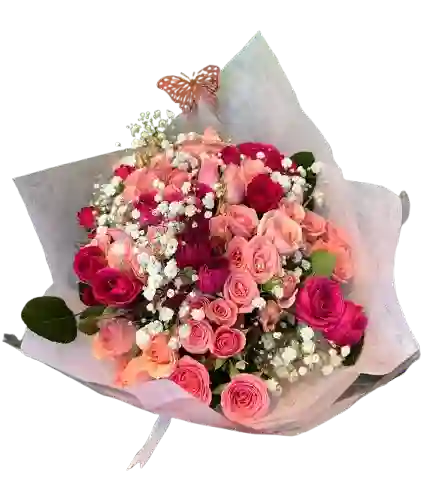 🩷 Bouquet Abundante De Rosas Rosadas Con Mariposa