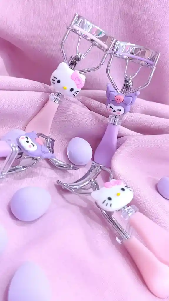 Rizador Pestañas Sanrio – Hello Kitty & Kuromi 🐱🎀🖤 (modelo Aleatorio) 🔀