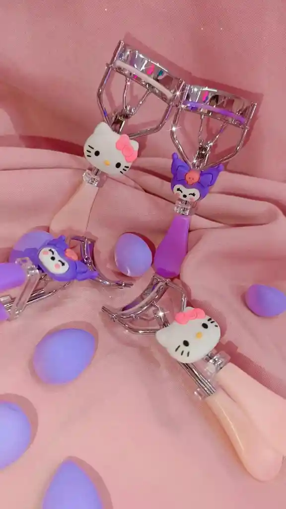Rizador Pestañas Sanrio – Hello Kitty & Kuromi 🐱🎀🖤 (modelo Aleatorio) 🔀