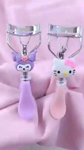 Rizador Pestañas Sanrio – Hello Kitty & Kuromi 🐱🎀🖤 (modelo Aleatorio) 🔀