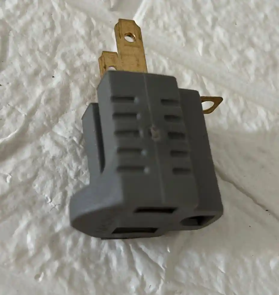 Clavija Convertidor Gris