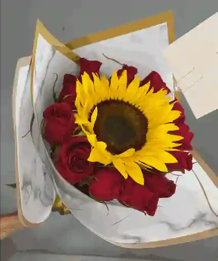 12 Rosas Rojas Y Un Girasol
