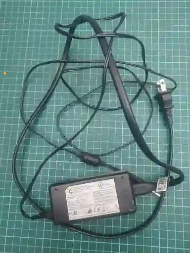Cargador 18v - 2.5a, Punta 4mm (de Segunda Mano, Poco Uso)