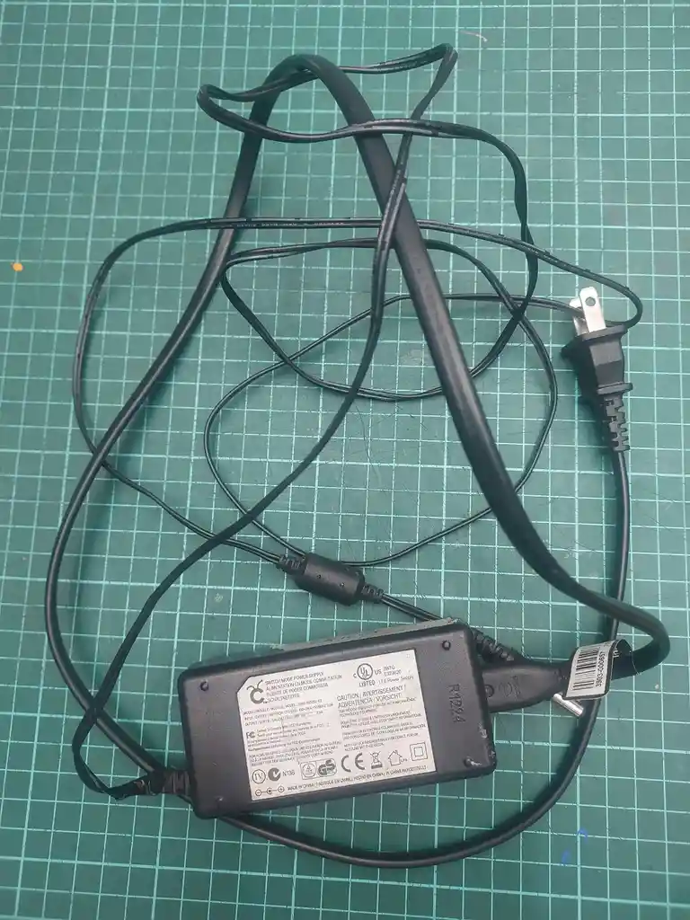 Cargador 18v - 2.5a, Punta 4mm (de Segunda Mano, Poco Uso)