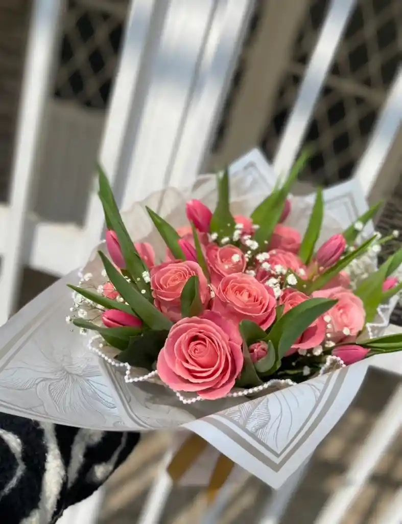Flores De Tulipanes Y Rosas