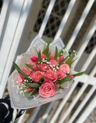 Flores De Tulipanes Y Rosas
