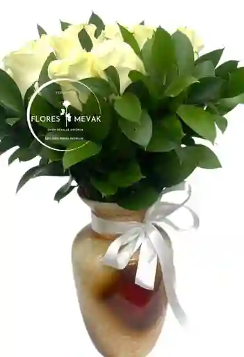 Flores Rosas Blancas En Jarrón, Amor Eterno.