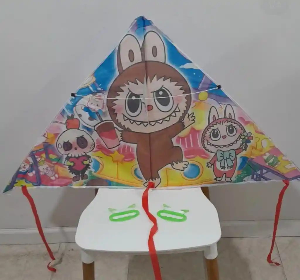 Cometa Grande Triangular Para Volar Motivo Labubu 130*60cm