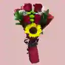 Bouquet Mini De Rosas Rojas Y Mini Girasol
