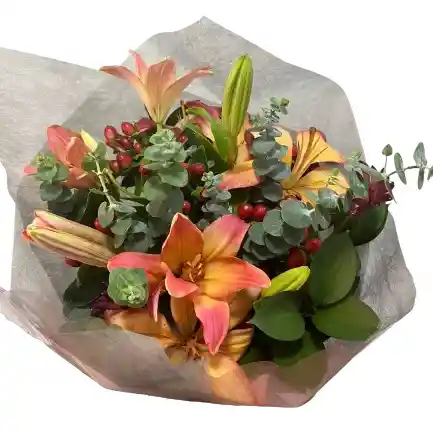 🔶 Bouquet Tropical De Lirios Con Berries Y Eucalipto