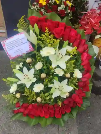 Ramo De Rosas Y Decoración Grande