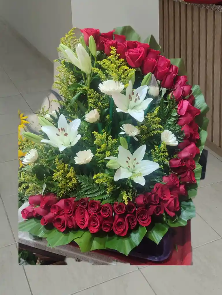 Ramo De Rosas Y Decoración Grande