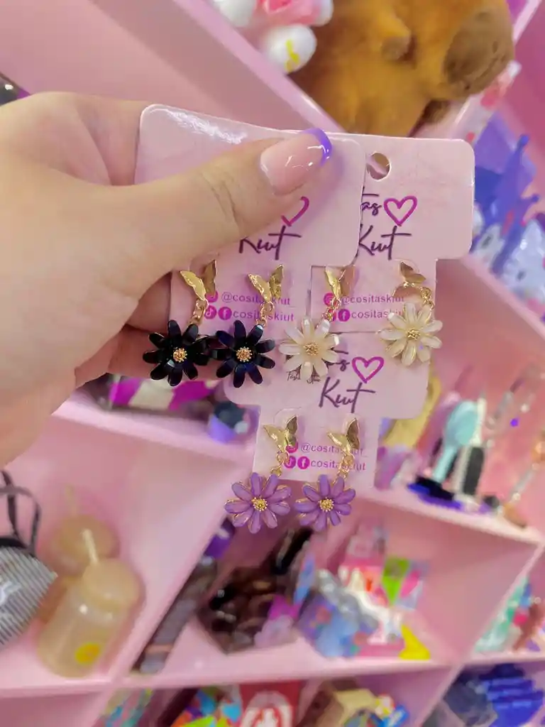 🌼✨ Aretes Florales “kiut Bloom” Con Mariposa 🦋💖 (4 Colores)