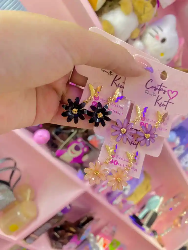 🌼✨ Aretes Florales “kiut Bloom” Con Mariposa 🦋💖 (4 Colores)