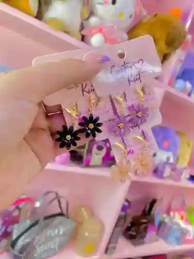 🌼✨ Aretes Florales “kiut Bloom” Con Mariposa 🦋💖 (4 Colores)