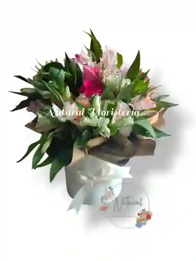 Arreglo De Astromelias Y Rosas En Base Circular .