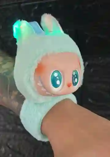 Pulcera Labubu Peluche Aguamarina Con Luces Y Sonido