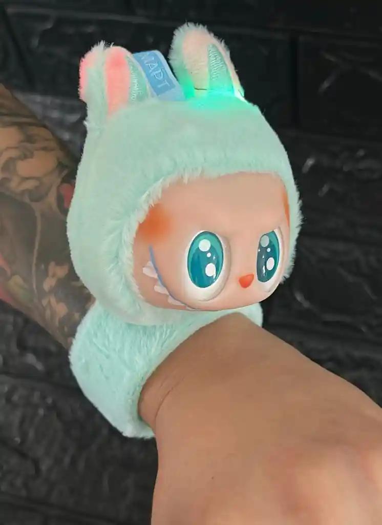 Pulcera Labubu Peluche Aguamarina Con Luces Y Sonido