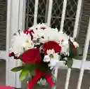 Flores Rosas Y Variedad En Jarron Pequeño