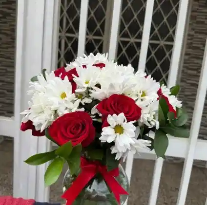 Flores Rosas Y Variedad En Jarron Pequeño