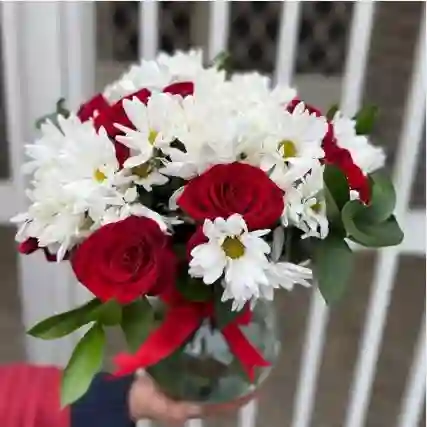 Flores Rosas Y Variedad En Jarron Pequeño