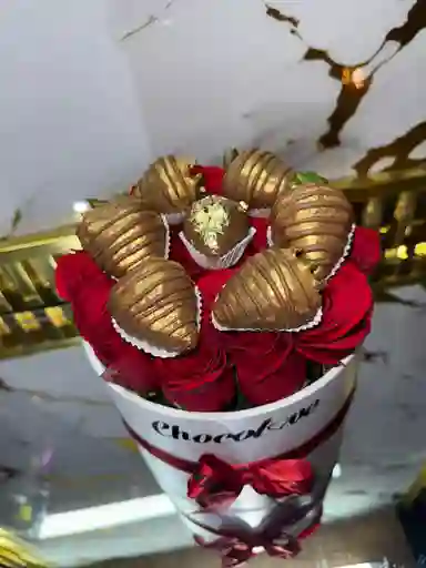 Cilindro De Rosas Y Fresas Con Chocolate