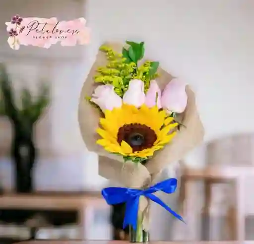 Girasol Y Cuatro Rosas Rosadas