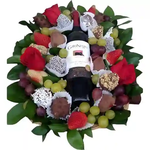 Arreglo De Fresas, Uvas, Vino Y Rosas