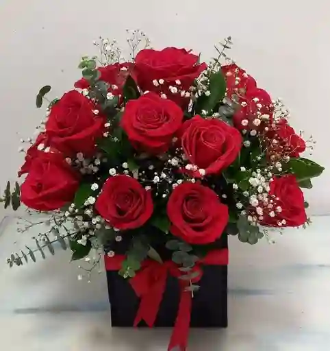 Cilindro Cuadrado De 13 Rosas Rojas + Eucalipto + Rusco