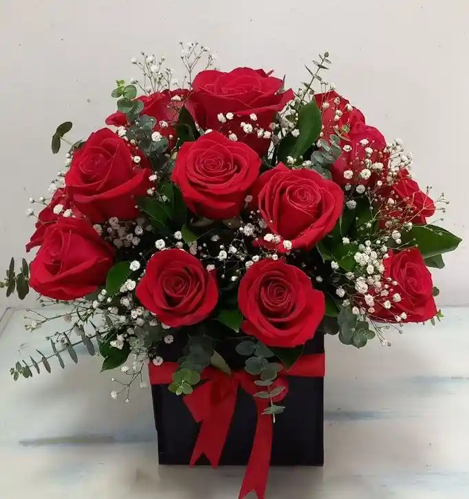 Cilindro Cuadrado De 13 Rosas Rojas + Eucalipto + Rusco