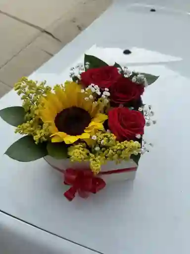 Cilindro De Corazón Con Rosas + Girasol