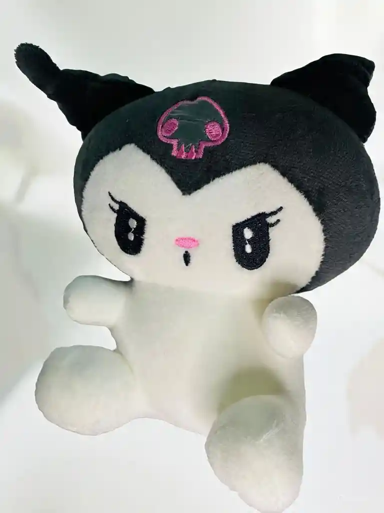 Juguete Muñeco Peluche Diseño Kuromi Para Niño Hombre O Mujer 18 Cm Aprox