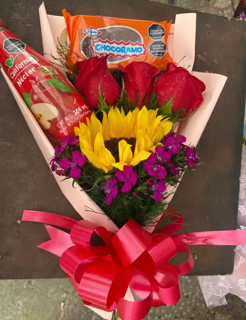 ✨ 1 Girasol Radiante ❤️ 3 Rosas Rojas Llenas De Amor 🍫 1 Delicioso Chocoramo 🥤 Jugo Néctar Refrescante